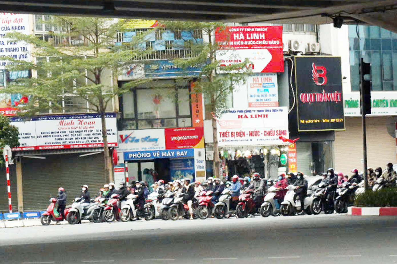 Người dân dừng chờ đèn đỏ tại khu vực đường Khuất Duy Tiến.