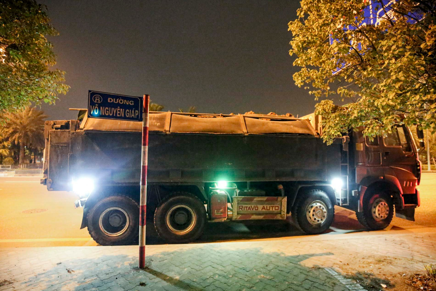 Phương tiện chở hàng hóa quá tải trọng bị kiểm tra.