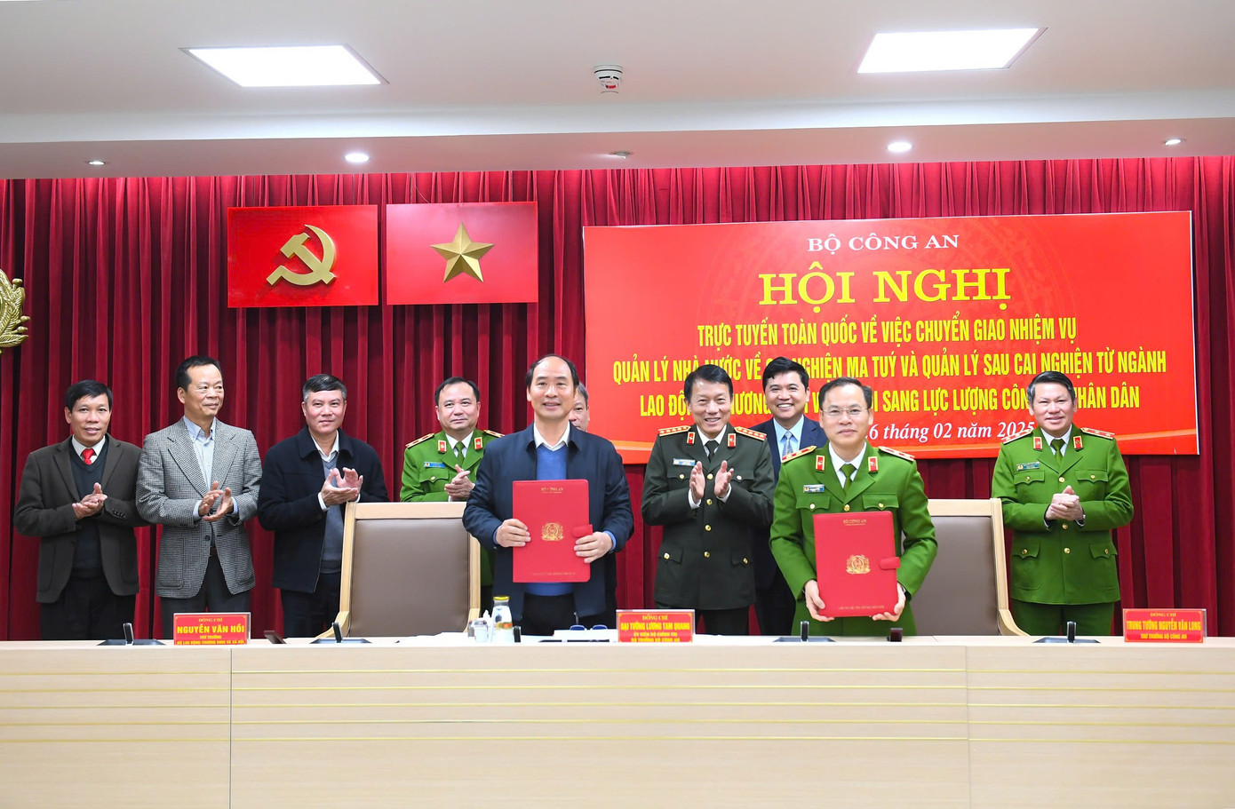 Tại hội nghị, Thứ trưởng Bộ Lao động, Thương binh và Xã hội Nguyễn Văn Hồi (nay là thứ trưởng Bộ Nội vụ) và Trung tướng Nguyễn Văn Long, Thứ trưởng Bộ Công an đã ký biên bản bàn giao công tác cai nghiện và quản lý sau cai nghiện.