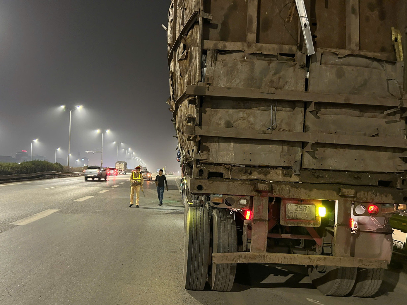 Phần thùng xe bị uốn cong.