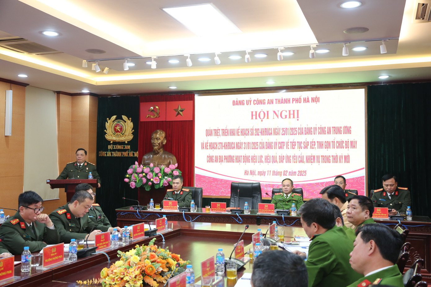 Công an TP Hà Nội tổ chức Hội nghị quán triệt kế hoạch thực hiện sắp xếp, tinh gọn bộ máy. Công an TP Hà Nội tổ chức Hội nghị quán triệt kế hoạch thực hiện sắp xếp, tinh gọn bộ máy.