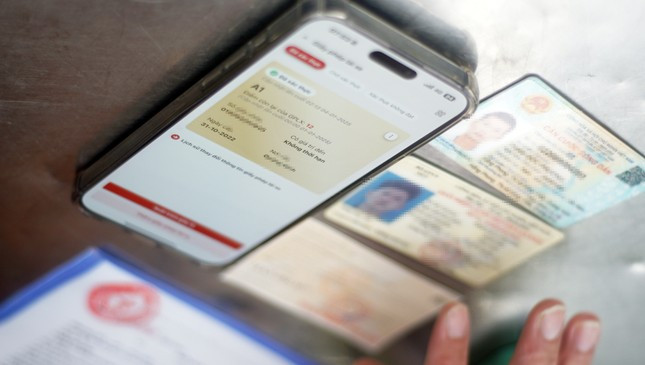 CSGT Hà Nội cảnh báo thủ đoạn lừa đảo mạo danh tích hợp điểm giấy phép lái xe. CSGT Hà Nội cảnh báo thủ đoạn lừa đảo mạo danh tích hợp điểm giấy phép lái xe.