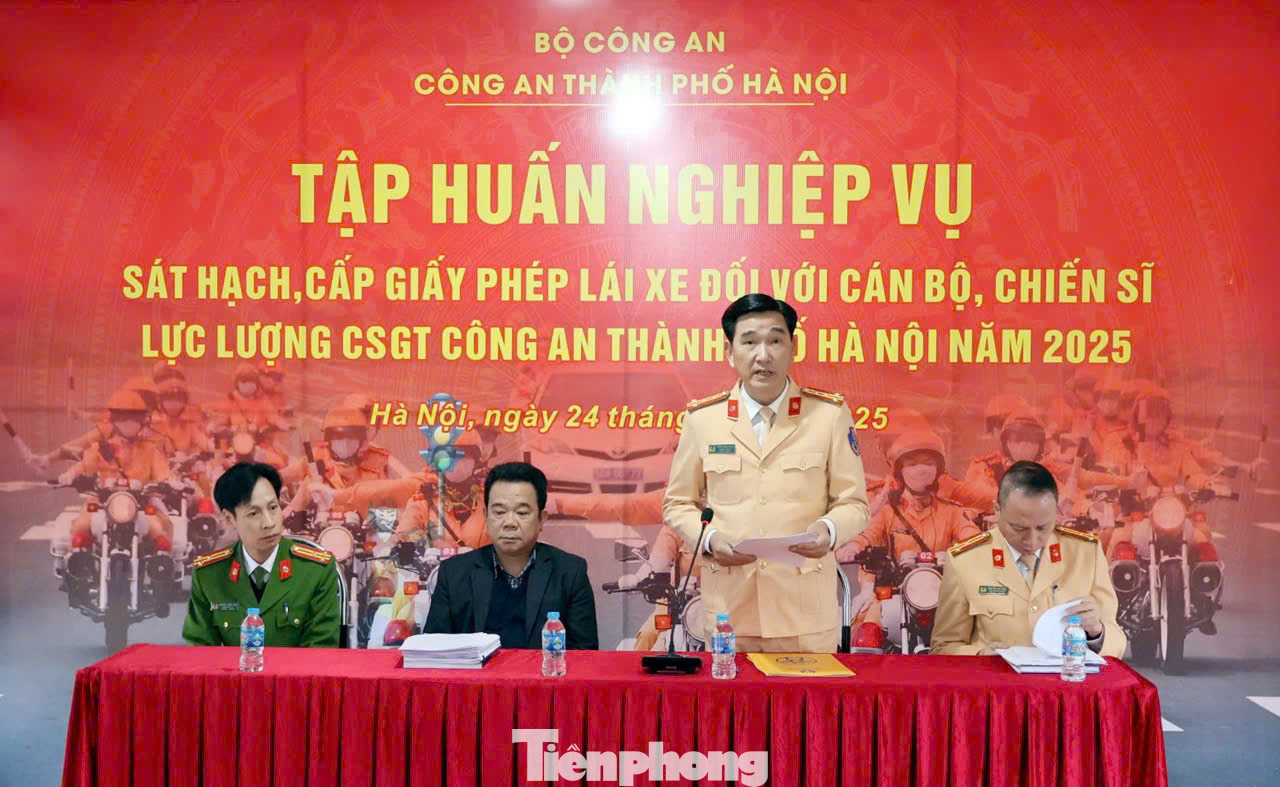 Đại tá Trần Đình Nghĩa - Trưởng Phòng CSGT Hà Nội phát biểu tại khai mạc lớp tập huấn nghiệp vụ. Đại tá Trần Đình Nghĩa - Trưởng Phòng CSGT Hà Nội phát biểu tại khai mạc lớp tập huấn nghiệp vụ.