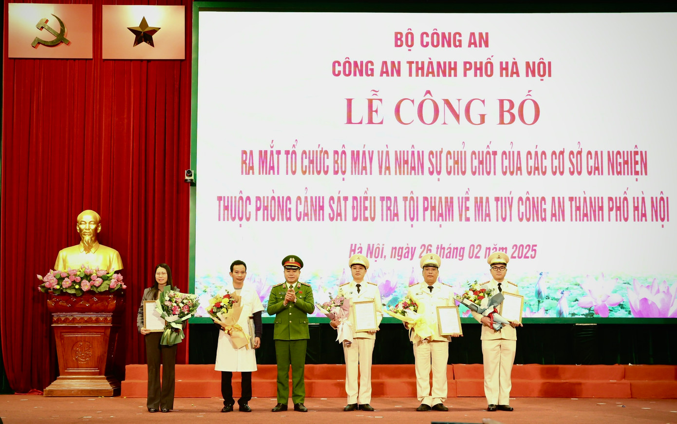 Chỉ huy, cán bộ cơ sở cai nghiện.