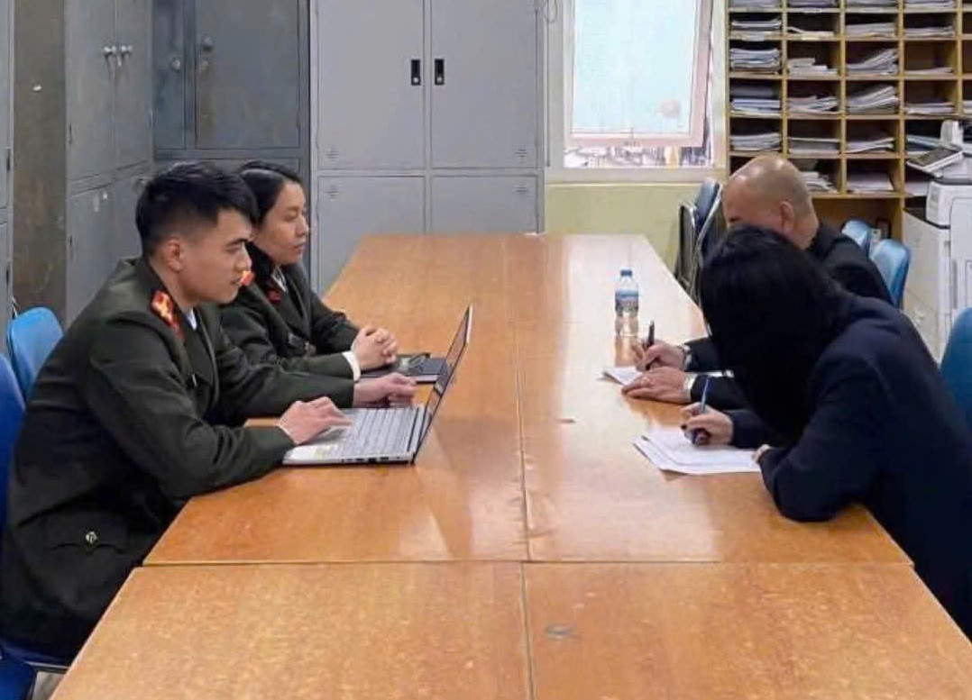 Cơ quan công an làm việc với "Phú Lê" và một người khác. Cơ quan công an làm việc với "Phú Lê" và một người khác.