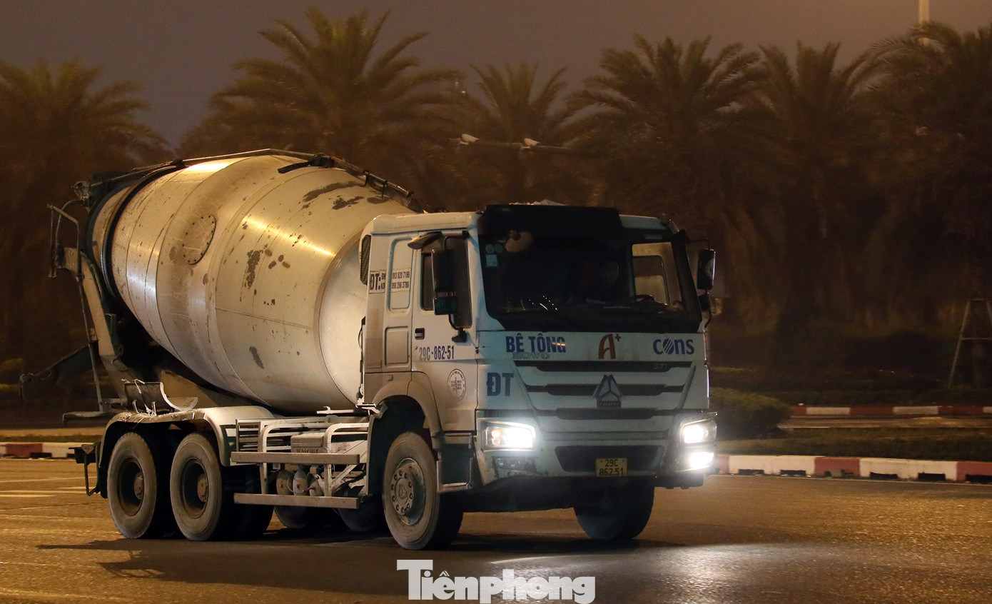 Tại khu vực đường Phạm Hùng - Khuất Duy Tiến - Đại lộ Thăng Long (Nam Từ Liêm, Hà Nội) tổ công tác Đội CSGT đường bộ số 6 bố trí cán bộ dừng kiểm tra phương tiện ô tô "độ" đèn chiếu sáng khi di chuyển trên đường.