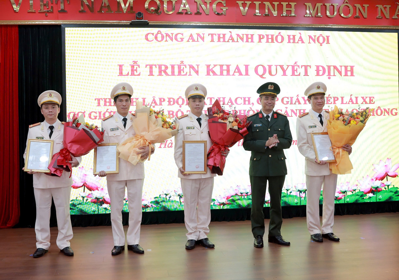 Đại tá Nguyễn Ngọc Quyền - Phó Giám đốc Công an TP Hà Nội cùng ban chỉ huy Đội Sát hạch, cấp giấy phép lái xe cơ giới đường bộ.