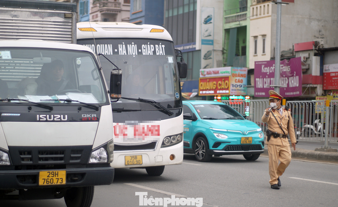 Sáng 15/2, nhiều tổ công tác CSGT Hà Nội triển khai làm nhiệm vụ tại các tuyến đường Giải Phóng, Phạm Hùng.