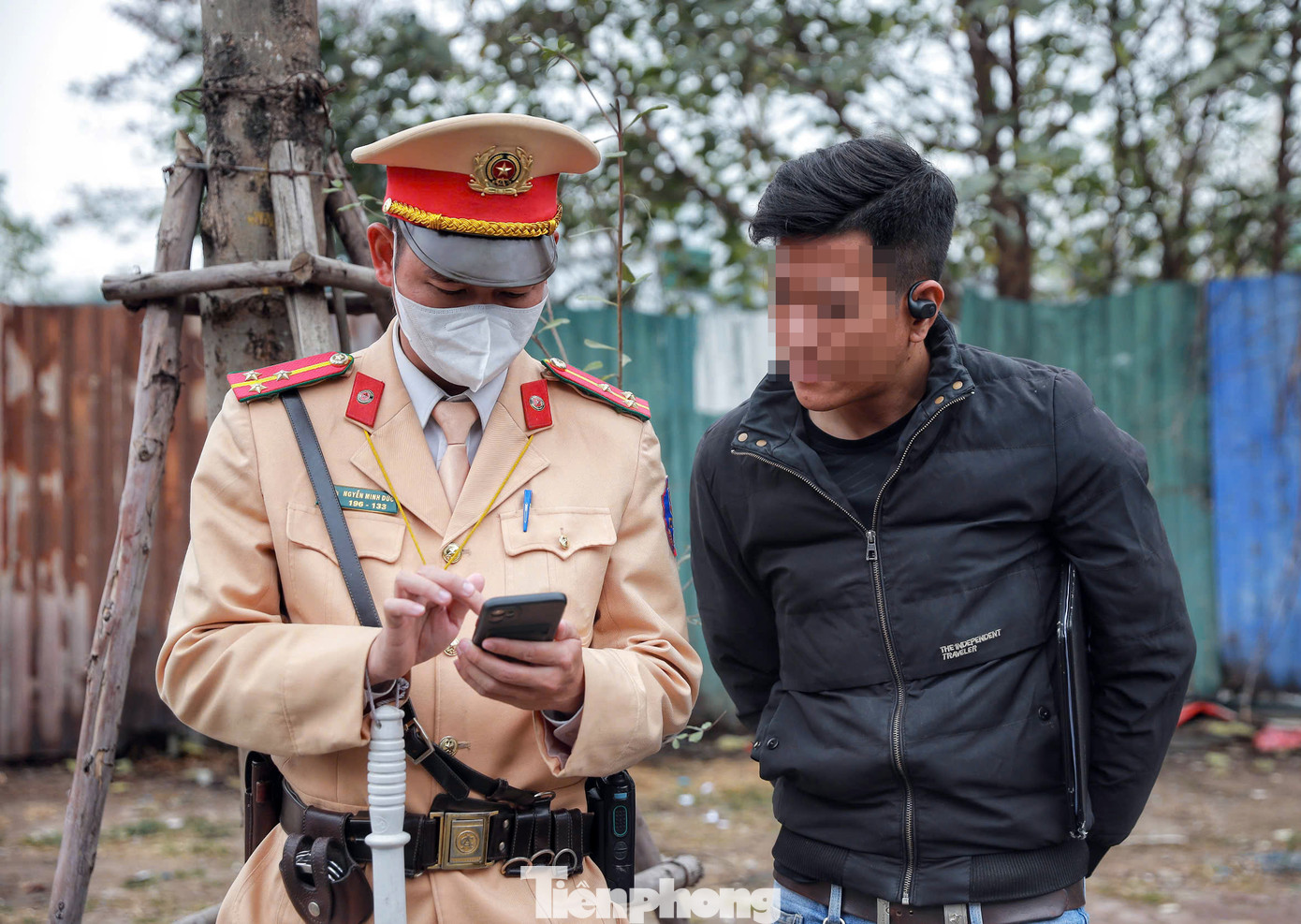 Tài xế được xem lại hình ảnh từ camera giám sát trên xe.