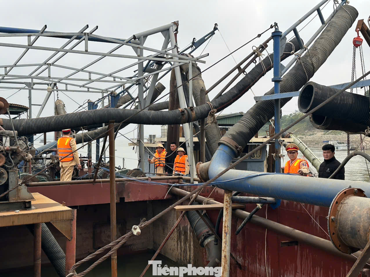 Tàu hút cát trái phép được trang bị hệ thống bơm hút hiện đại. Tàu hút cát trái phép được trang bị hệ thống bơm hút hiện đại.