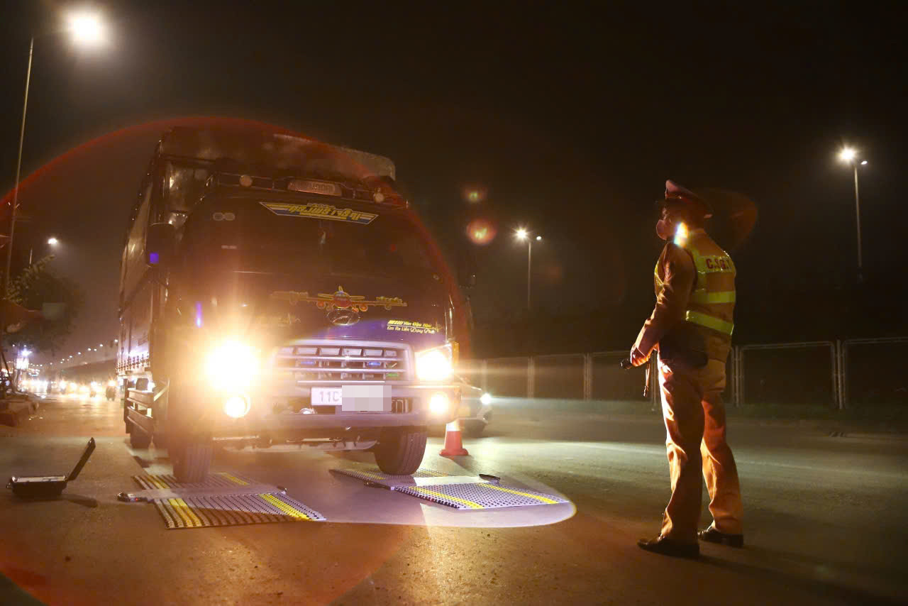 Trong thời gian khoảng 3 giờ đồng hồ, các tổ công tác phát hiện 10 trường hợp vi phạm.