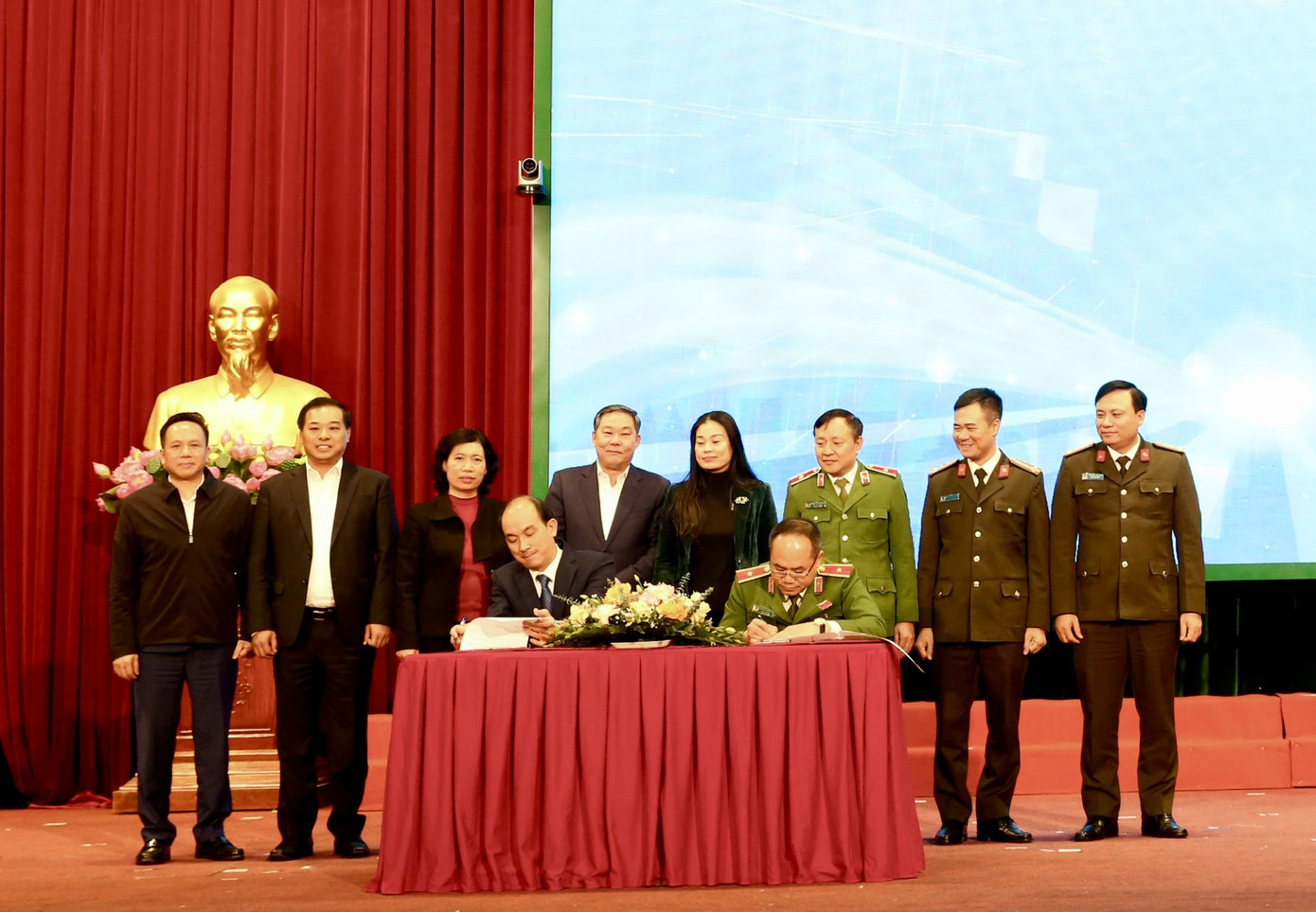 Đại diện Sở Lao động - Thương binh và Xã hội và Công an TP Hà Nội ký biên bản bàn giao nhiệm vụ quản lý Nhà nước về cai nghiện ma túy và quản lý sau cai nghiện ma túy.