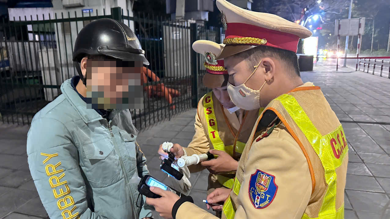 Tổ công tác kiểm tra nồng độ cồn tài xế. Tổ công tác kiểm tra nồng độ cồn tài xế.