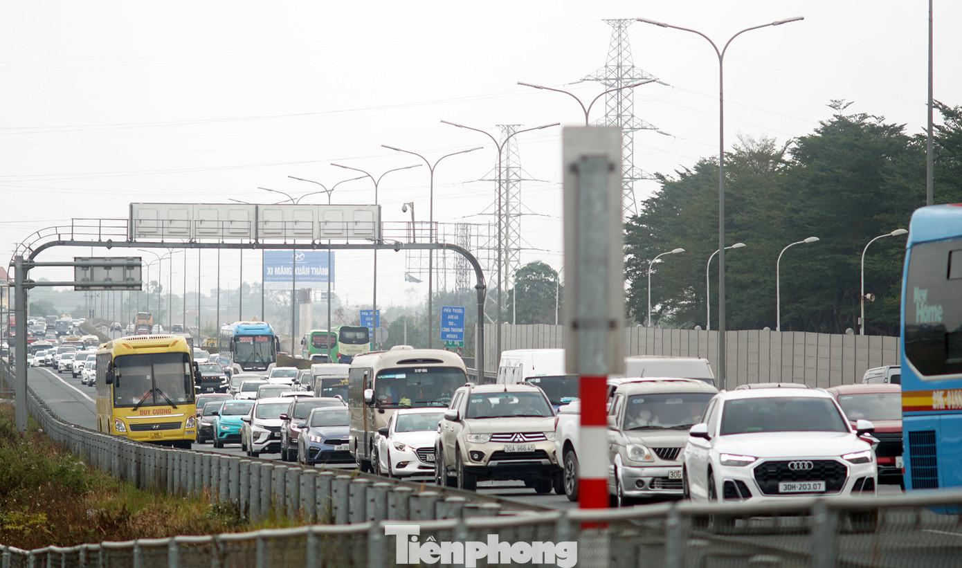 Lưu lượng phương tiện tăng cao vào cuối giờ chiều cùng ngày.