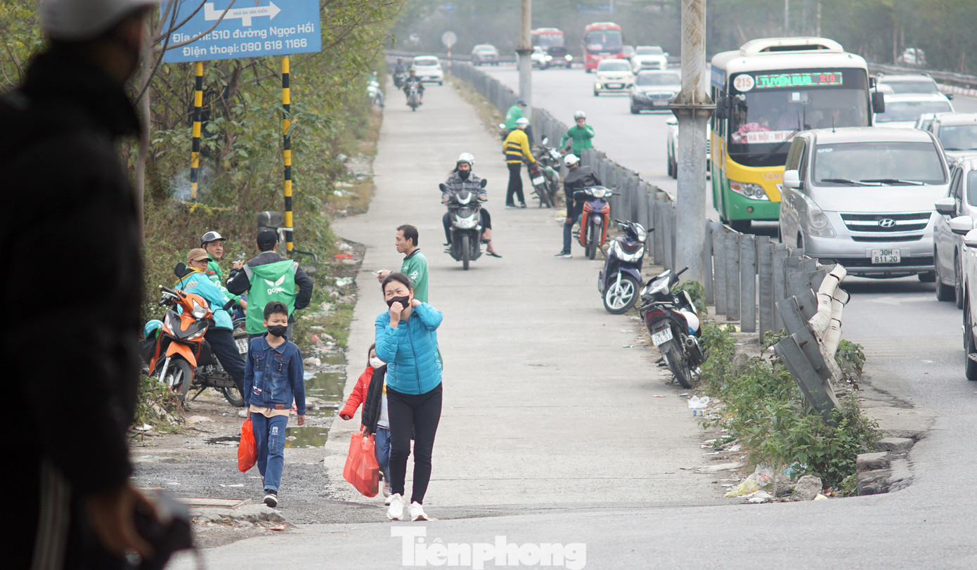 Người dân lỉnh kỉnh đồ đạc trở về Thủ đô sau kỳ nghỉ Tết.