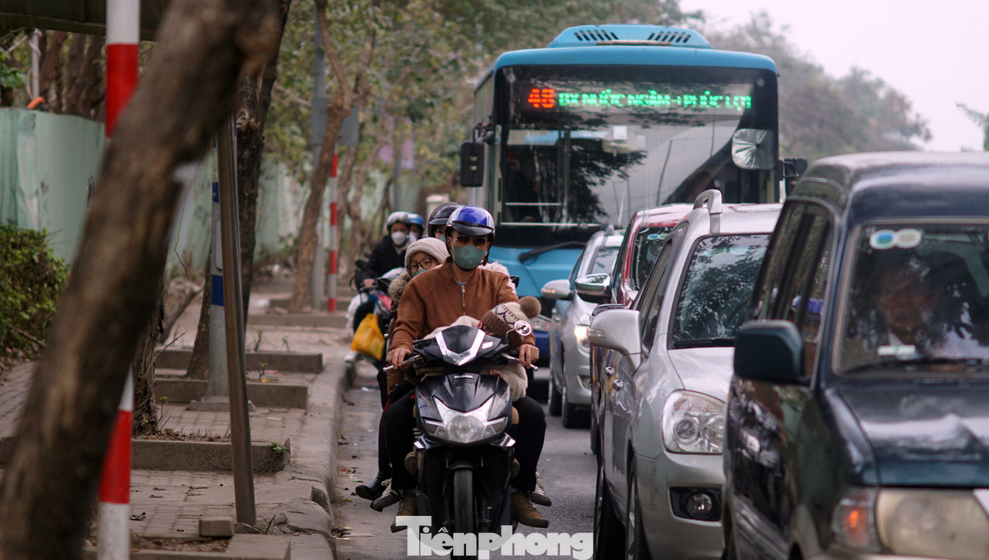 Một số tuyến đường như lối ra cao tốc Pháp Vân - Cầu Giẽ (Hoàng Mai, Hà Nội) và hướng từ cầu Thanh Trì về trung tâm giao thông ùn dài.