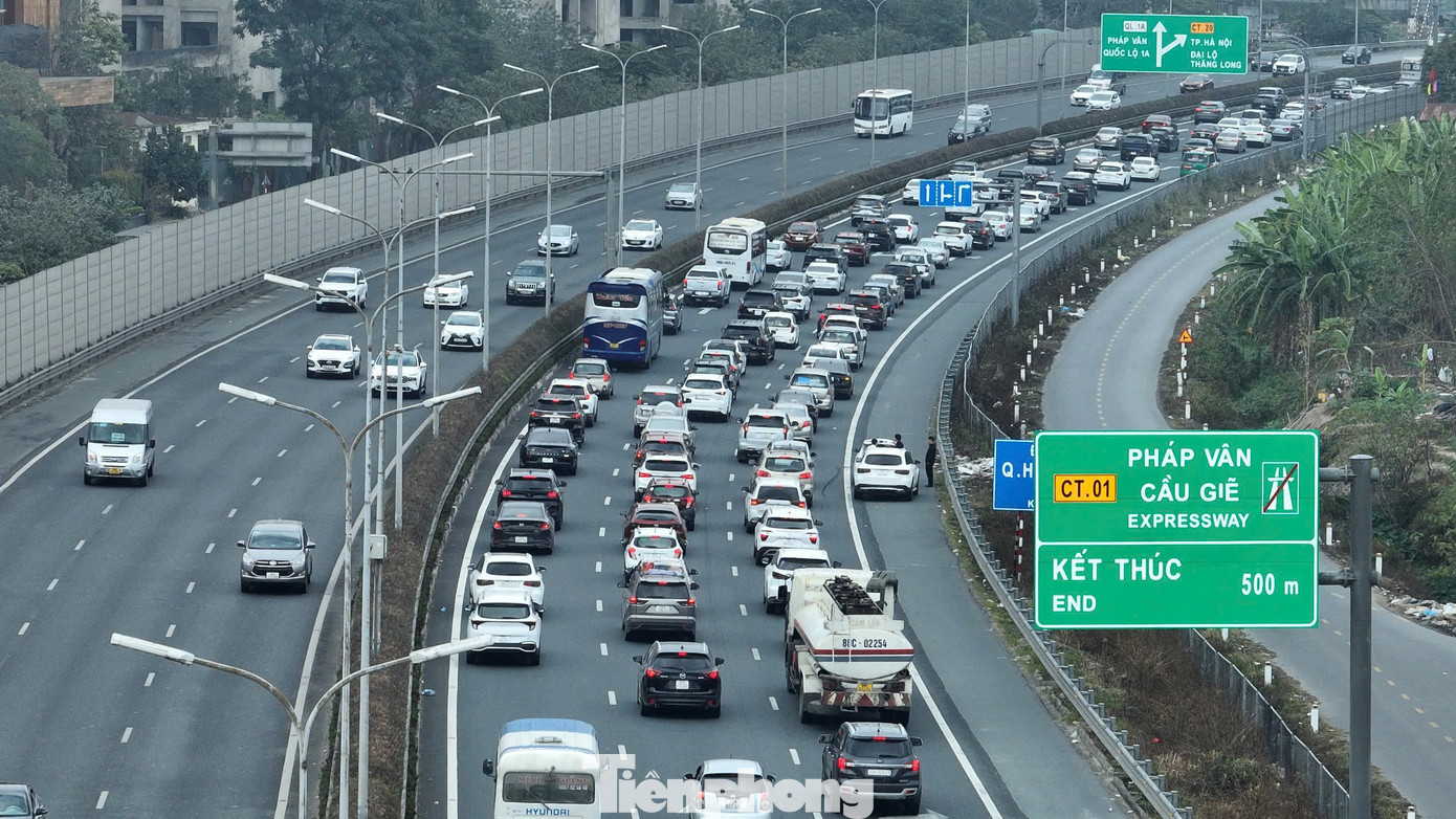 Phòng CSGT Công an thành phố Hà Nội khuyến cáo, người dân cần tiếp tục nâng cao ý thức chấp hành luật giao thông, đặc biệt không điều khiển phương tiện sau khi uống rượu, bia, tuân thủ tín hiệu đèn giao thông và đội mũ bảo hiểm khi đi xe máy. Lực lượng chức năng sẽ duy trì kiểm tra, xử lý nghiêm vi phạm nhằm bảo đảm an toàn cho người dân trong những ngày sau Tết.