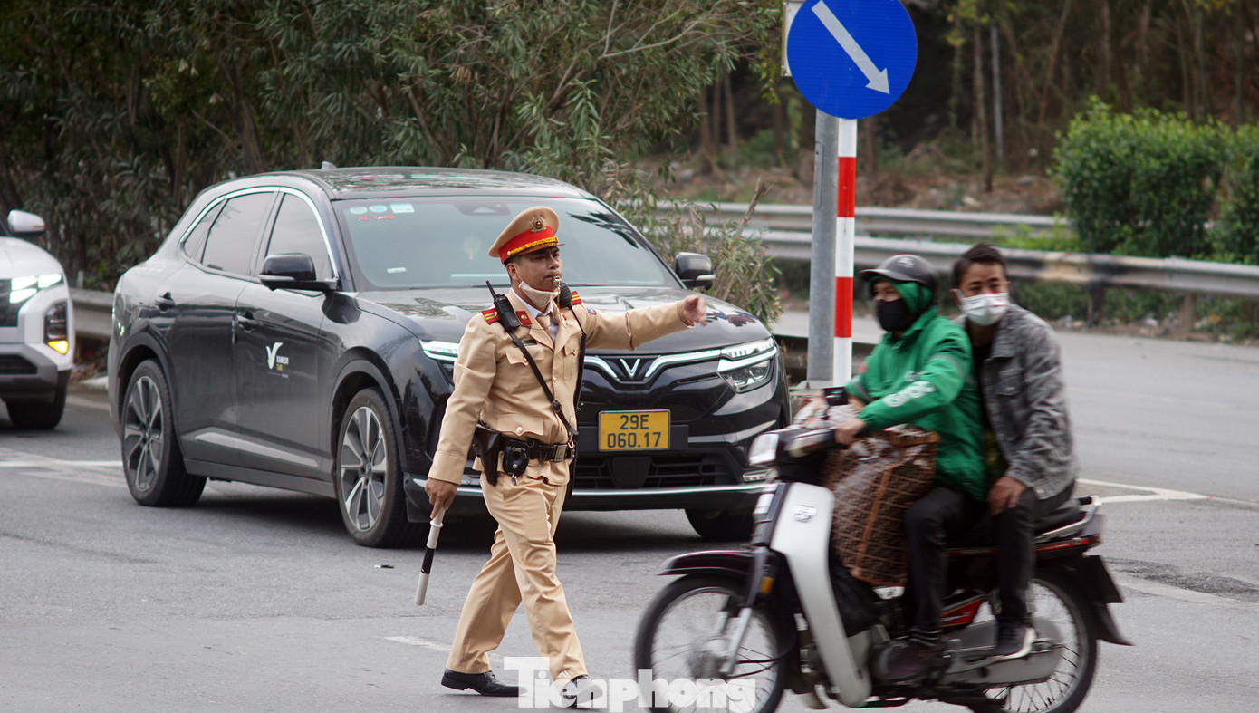 Dự báo, trong các ngày 1/2 và 2/2 (tức Mùng 4, Mùng 5 Tết Nguyên đán Ất Tỵ 2025), lưu lượng phương tiện từ các tỉnh trở lại Hà Nội tăng cao. Phòng CSGT Công an thành phố Hà Nội cho biết đã huy động 100% quân số ứng trực, triển khai phương án điều tiết, phân luồng bảo đảm trật tự an toàn giao thông (TTATGT), tránh ùn tắc tại các cửa ngõ và khu vực trung tâm thành phố.