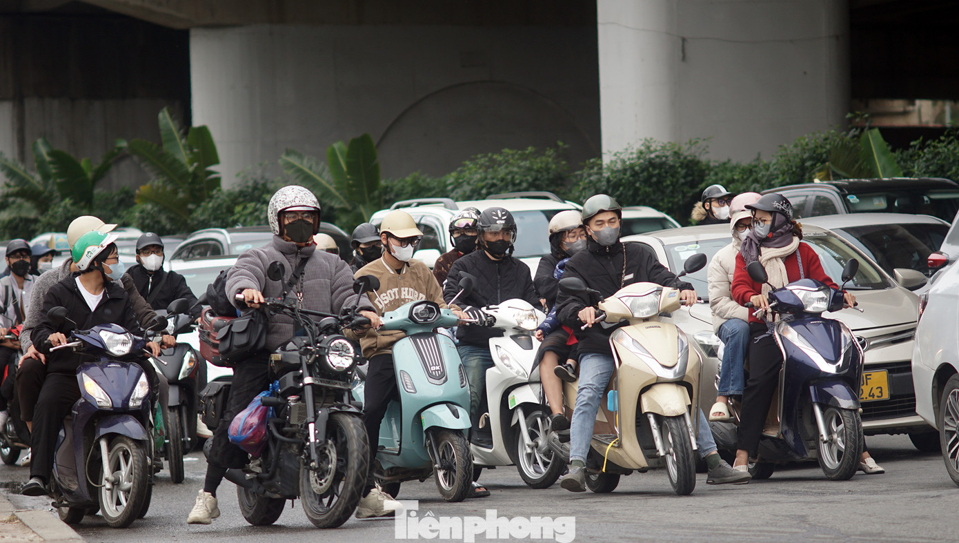 Chiều 1/2, ngày thứ 8 nghỉ Tết Nguyên đán Ất Tỵ 2025, lưu lượng phương tiện trở về Thủ đô Hà Nội tăng cao tại cửa ngõ thành phố.