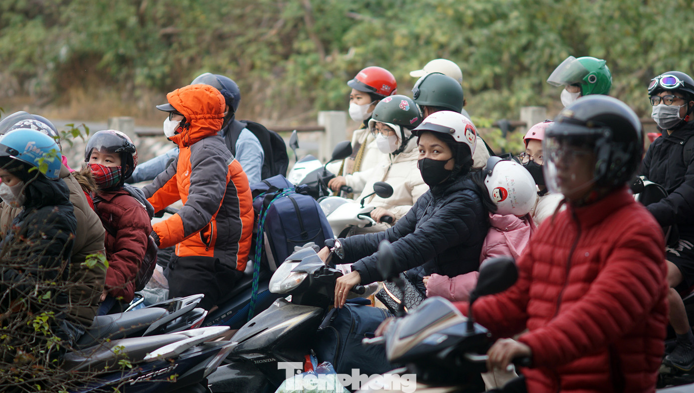 Nhiều người dân trở về Thủ đô Hà Nội từ sớm, mặc dù mai mới là ngày nghỉ cuối kỳ nghỉ Tết.