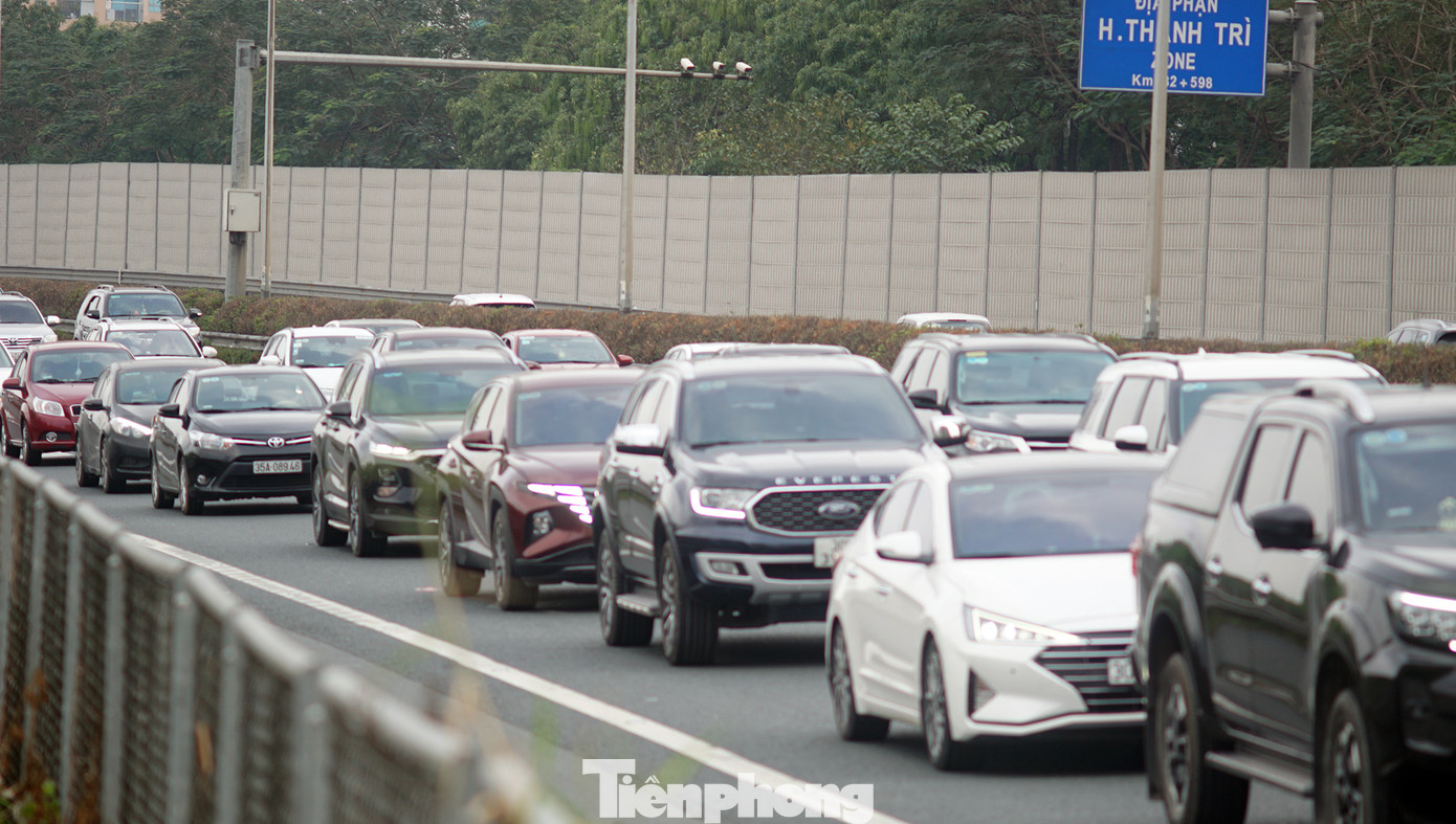 Tại khu vực lối ra cao tốc Pháp Vân - Cầu Giẽ lực lượng chức năng có mặt phân luồng từ sớm.