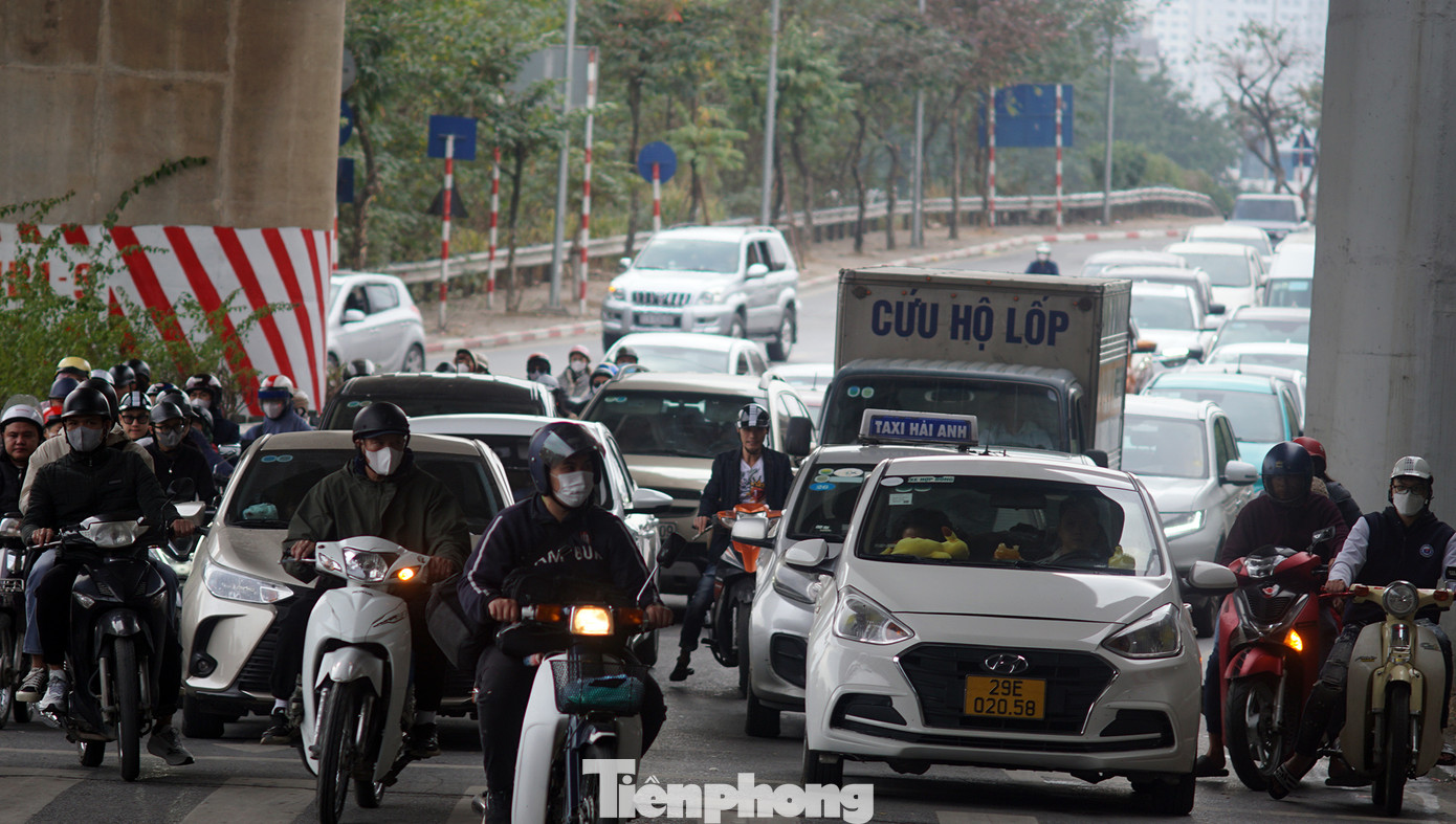 Hướng ngược lại từ Giải Phóng đi cầu Thanh Trì phương tiện cũng tăng cao, ùn tại nút giao đèn tín hiệu.