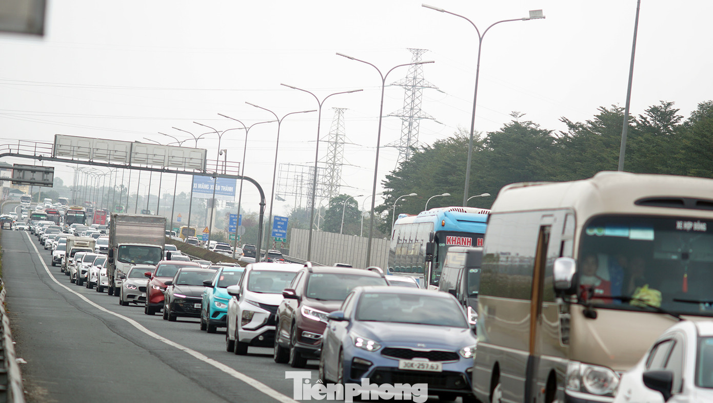 Cụ thể, lực lượng CSGT sẽ tập trung tại các tuyến trọng điểm như Vành đai 3 trên cao, Pháp Vân - Cầu Giẽ, Quốc lộ 1A, Quốc lộ 5, Quốc lộ 6, Quốc lộ 32 và các bến xe lớn để hướng dẫn, phân luồng giao thông, hạn chế xung đột dòng phương tiện. Trong ảnh, lối ra cao tốc Pháp Vân - Cầu Giẽ hướng về trung tâm thành phố.