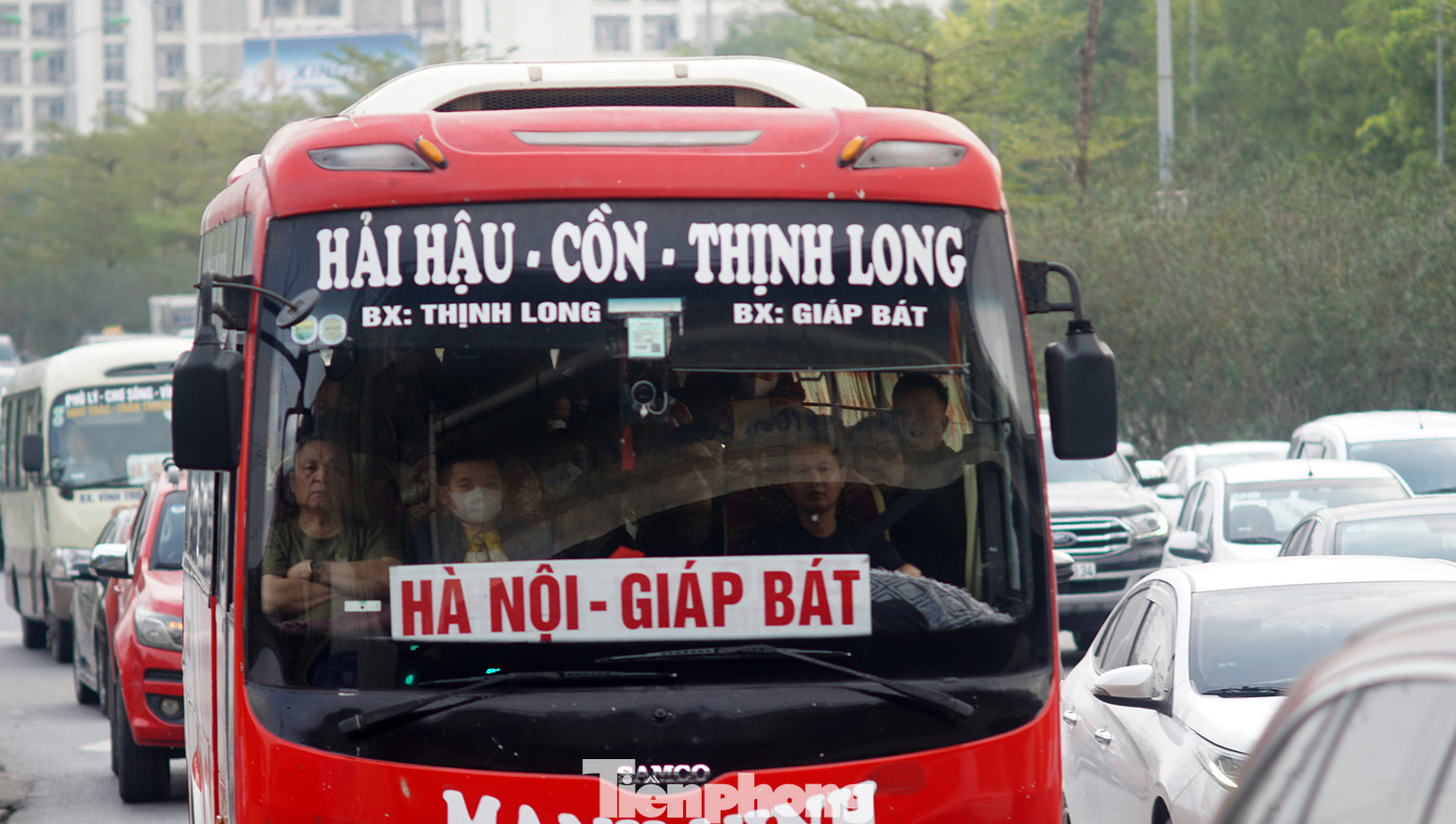 Nhiều người đi xe khách về Hà Nội từ sớm.