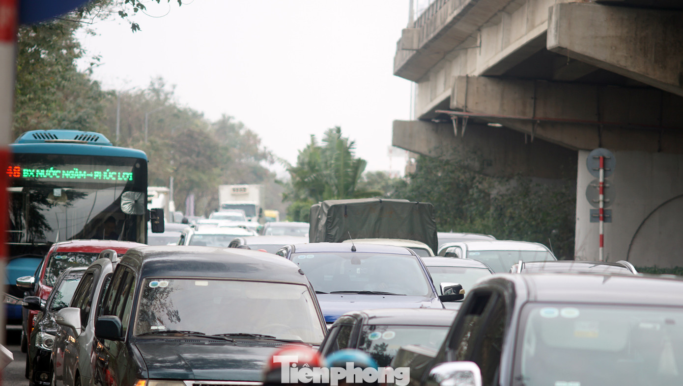 Ô tô xếp thành hàng dài, di chuyển chậm.
