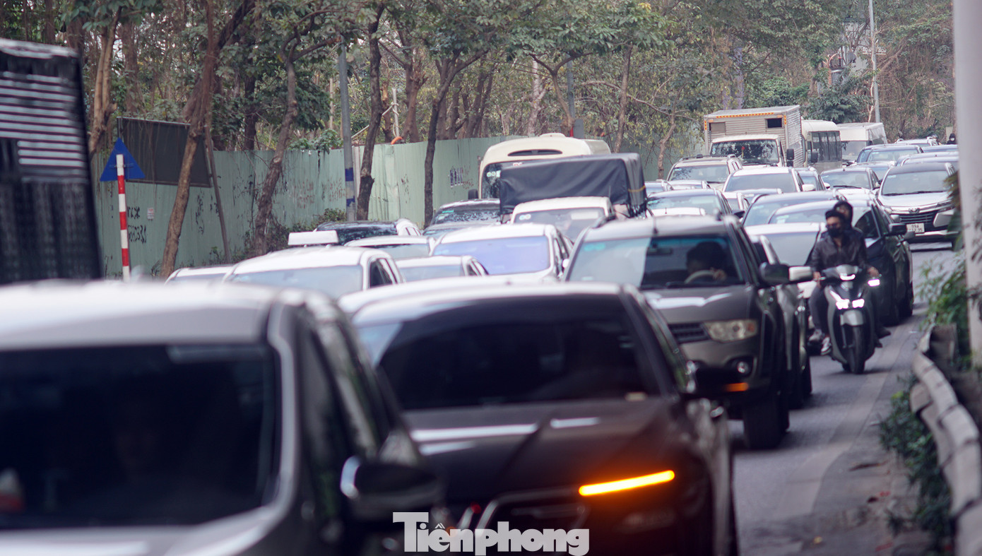 Tuyến đường hướng từ cầu Thanh Trì về Giải Phóng lưu lượng phương tiện tăng cao từ đầu giờ chiều.