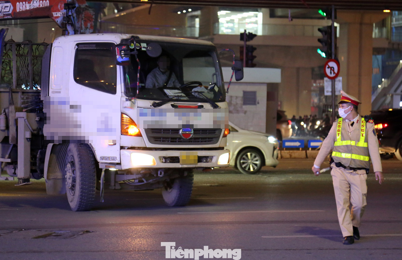 Cùng thời điểm, tổ công tác Đội CSGT đường bộ số 7 làm nhiệm vụ tại khu vực Khuất Duy Tiến - Nguyễn Xiển phát hiện nhiều trường hợp ô tô "độ" còi, đèn.