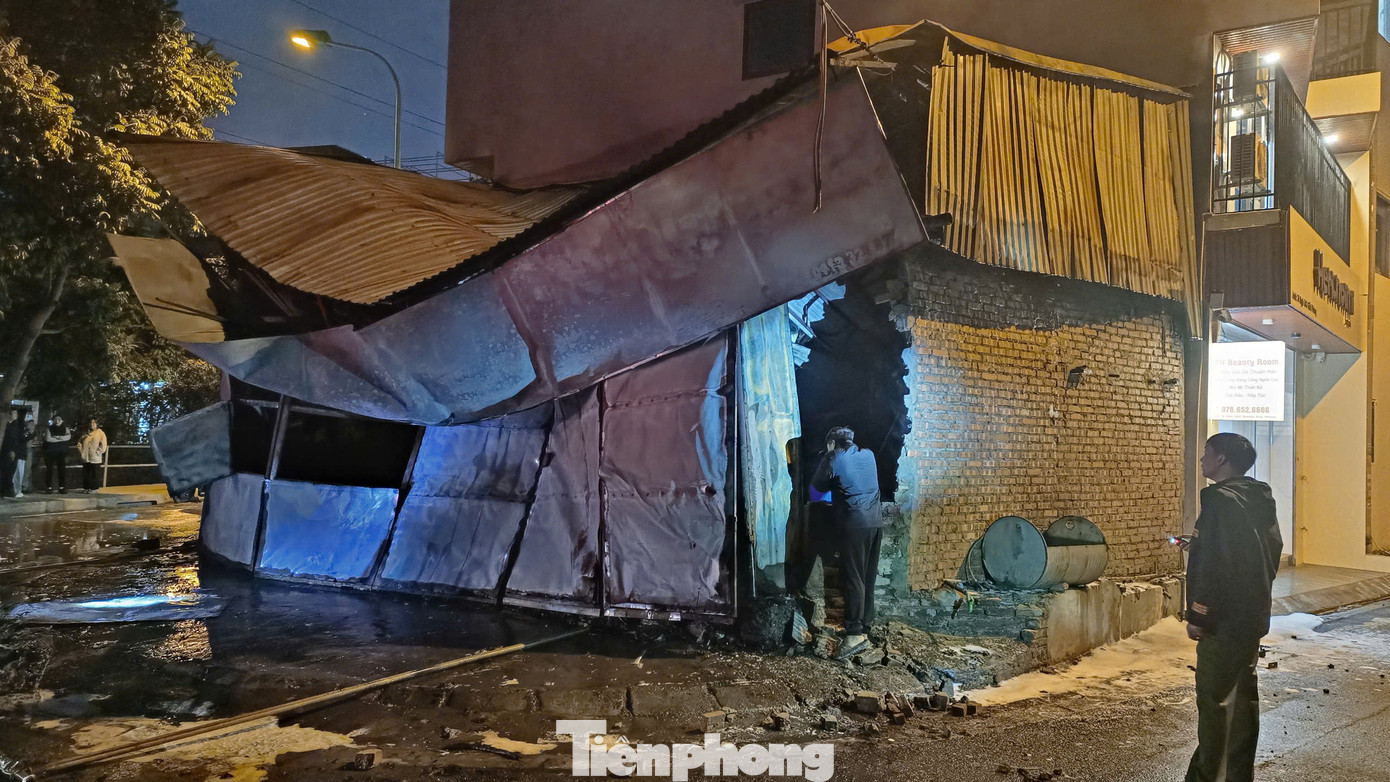 Vụ hỏa hoạn khiến mái tôn biến dạng, sập một phần. Vụ hỏa hoạn khiến mái tôn biến dạng, sập một phần.