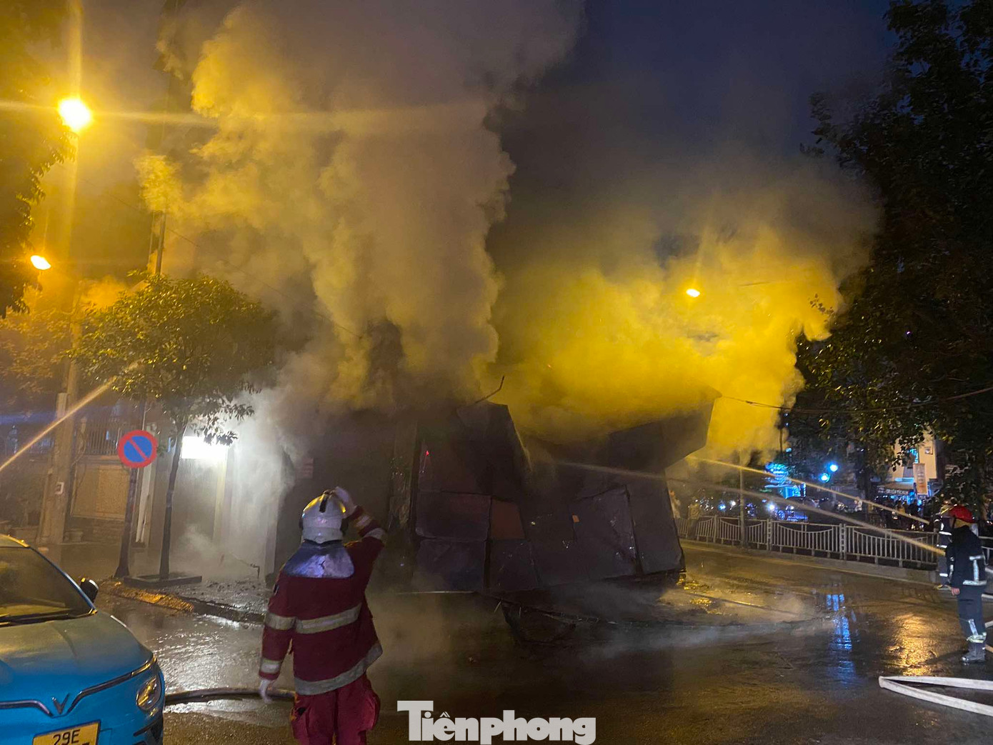 Lực lượng chữa cháy có mặt tại hiện trường. Lực lượng chữa cháy có mặt tại hiện trường.