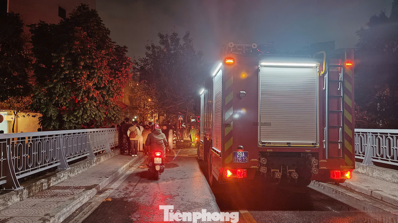 2 xe chữa cháy cùng cán bộ chiến sĩ tiếp cận dập lửa. 2 xe chữa cháy cùng cán bộ chiến sĩ tiếp cận dập lửa.