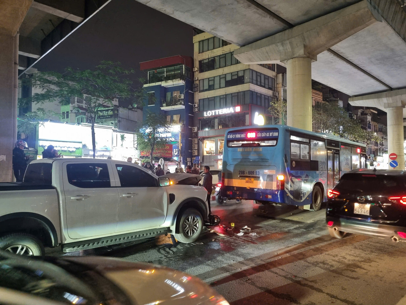 Xe máy bị kẹp ở giữa 2 ô tô dẫn đến biến dạng.