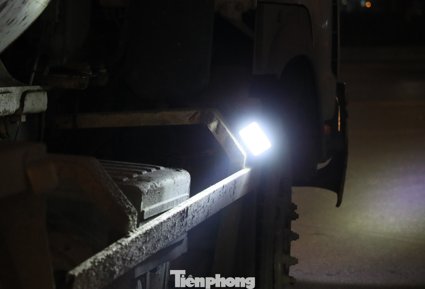 Một xe ô tô tải lắp 2 đèn led công suất lớn chiếu về phía sau gây ảnh hưởng đến người đi đường.