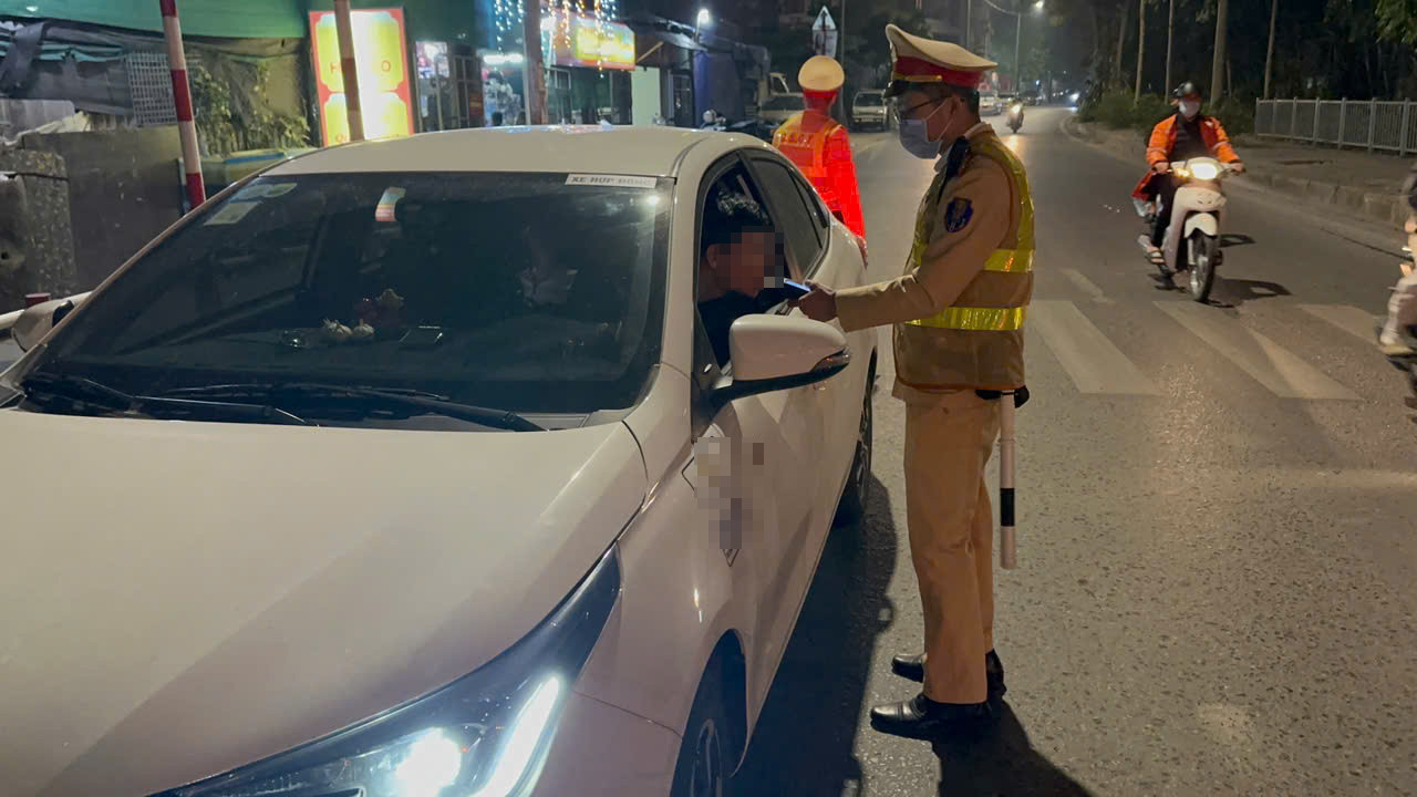 Lực lượng CSGT kiểm tra ngẫu nhiên ô tô, xe máy. Lực lượng CSGT kiểm tra ngẫu nhiên ô tô, xe máy.