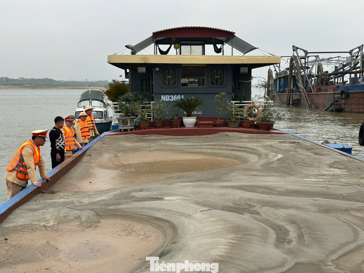 Những người trên tàu không xuất trình được giấy tờ liên quan. Những người trên tàu không xuất trình được giấy tờ liên quan.