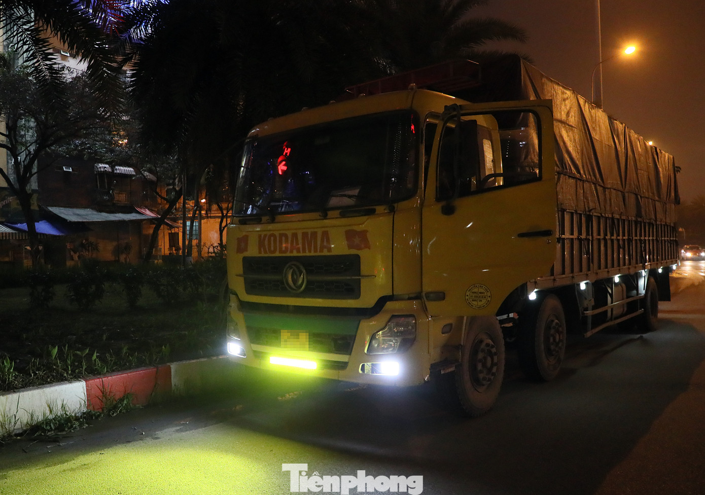 Ô tô tải lắp các loại đèn led sáng rực khi di chuyển trên đường bị tổ công tác dừng kiểm tra.