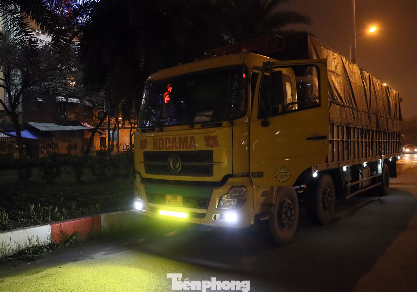 Ô tô tải lắp các loại đèn led sáng rực khi di chuyển trên đường bị tổ công tác dừng kiểm tra.