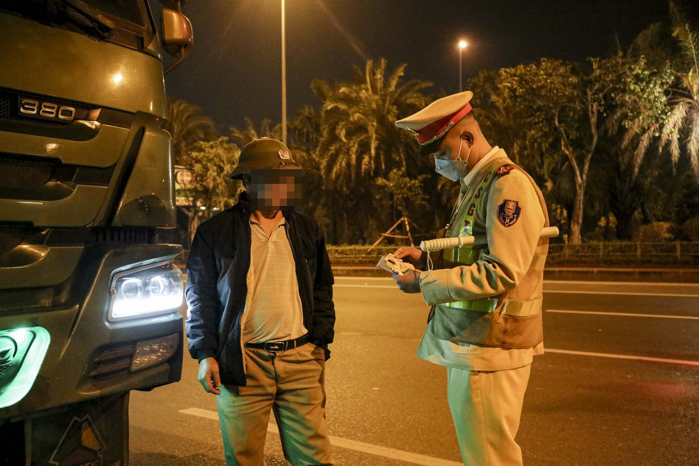 Tổ công tác làm việc với tài xế.