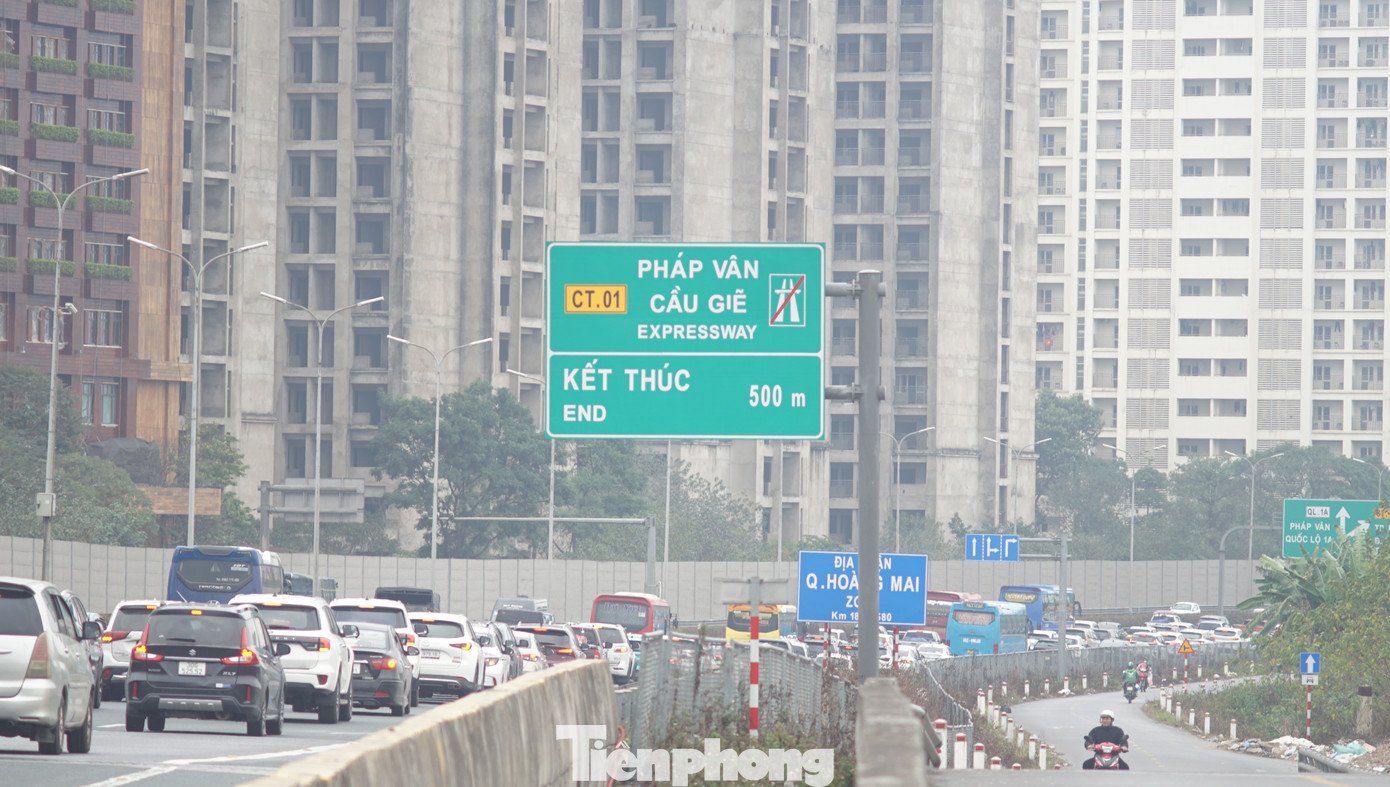 Lực lượng chỉ huy điều khiển giao thông cùng các tổ tuần tra kiểm soát duy trì quân số tối đa, không để xảy ra ùn tắc kéo dài, tai nạn nghiêm trọng.