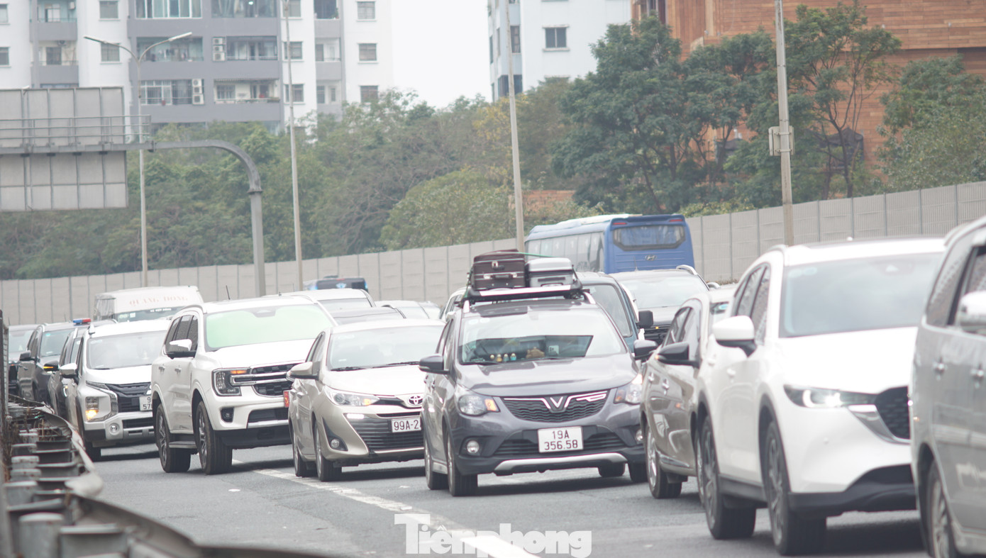 Dự báo lượng phương tiện tăng cao, đơn vị đã triển khai lực lượng tại các trục chính như Pháp Vân - Cầu Giẽ, Quốc lộ 1A, cầu Thanh Trì, vành đai 3, khu vực bến xe, nhà ga. Các Đội CSGT số 5, số 6, số 7, số 14 (Hà Nội) trực tiếp kiểm soát luồng phương tiện phía Đông và Nam; Đội số 11, số 12 phối hợp Công an huyện, thị xã bảo đảm giao thông phía Tây.