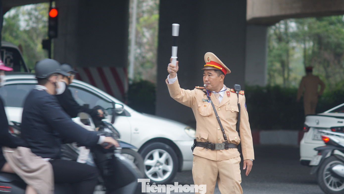 Phòng Cảnh sát giao thông (CSGT) Công an thành phố Hà Nội huy động 100% lực lượng, phương tiện, phối hợp với các đơn vị chức năng, tập trung phân luồng, điều tiết, bảo đảm giao thông an toàn, thông suốt cho người dân trở lại Thủ đô sau kỳ nghỉ Tết Nguyên đán.