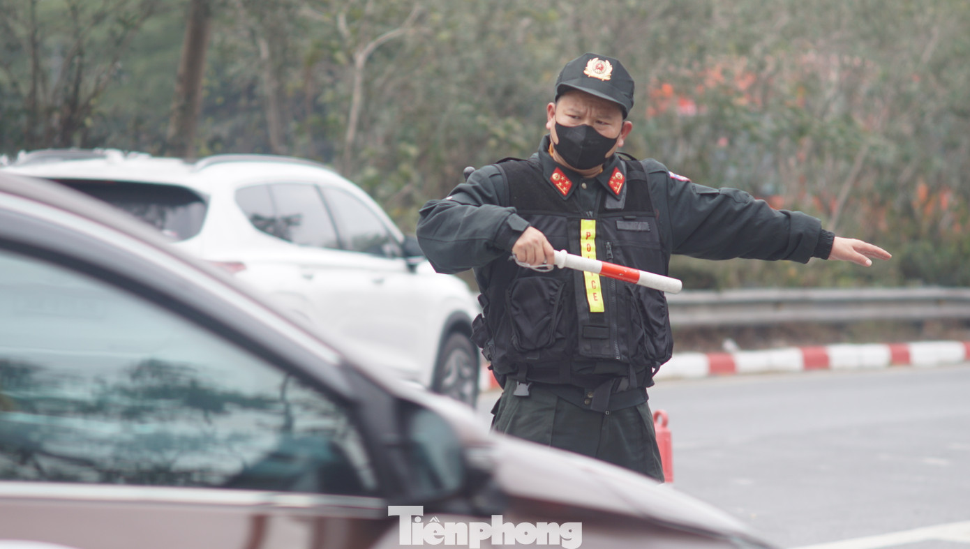 Các lực lượng phối hợp điều tiết giao thông tại lối ra cao tốc Pháp Vân - Cầu Giẽ vào chiều 2/2.