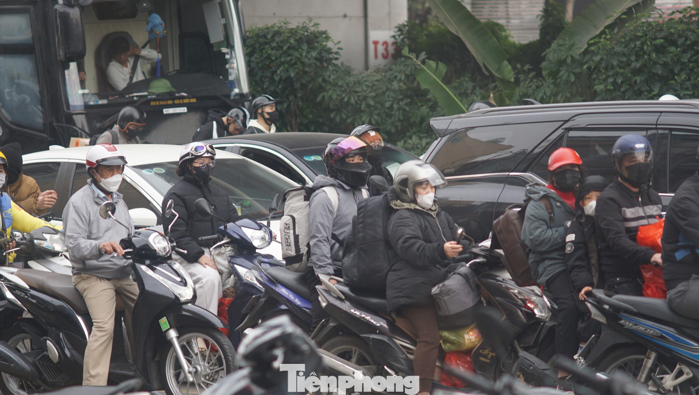 Nhiều người dân lỉnh kỉnh đồ đạc trở lại Thủ đô sau kỳ nghỉ Tết kéo dài 9 ngày.