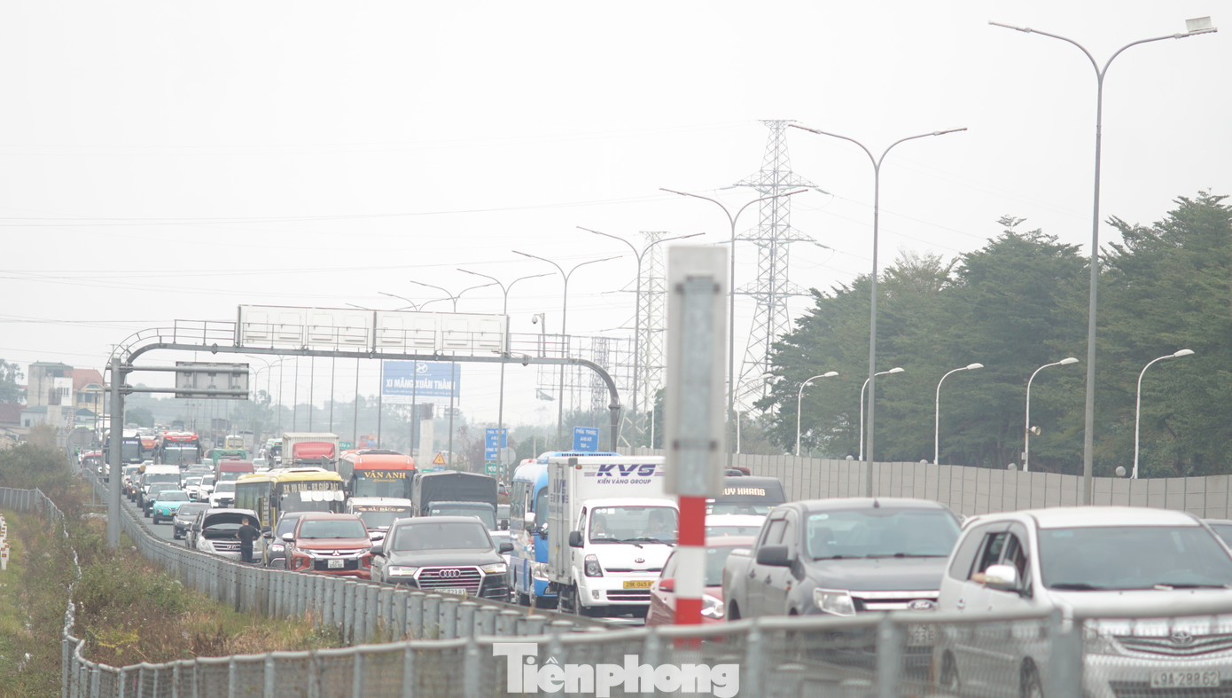 Lối ra cao tốc Pháp Vân - Cầu Giẽ ùn dài khoảng 3 km hướng về trung tâm Hà Nội.