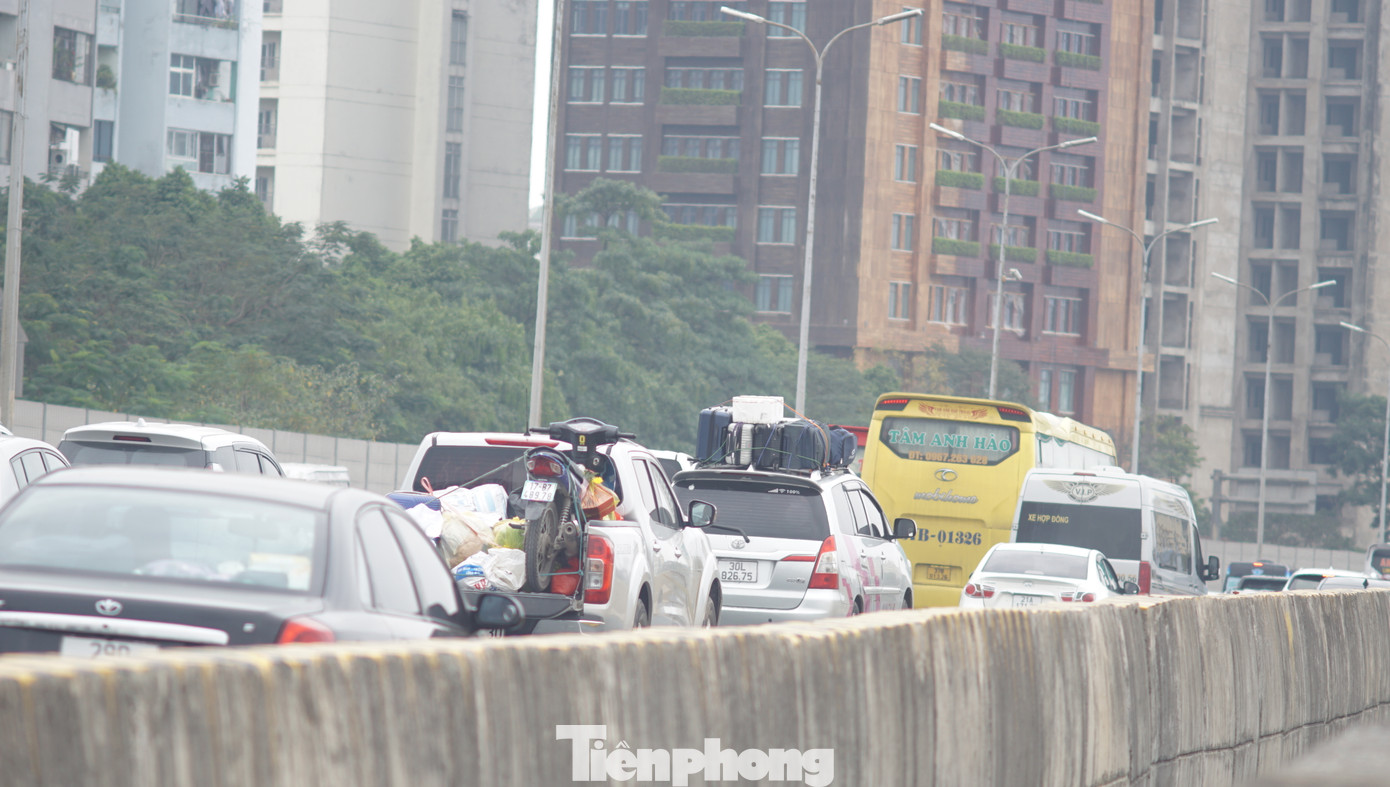 Xe ô tô lỉnh kỉnh đồ đạc sau kỳ nghỉ Tết.