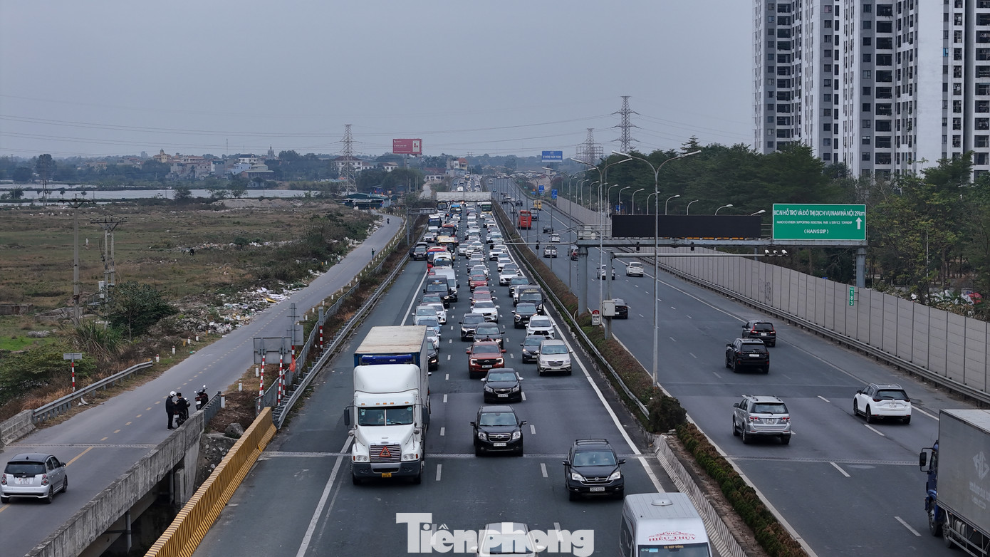 Lối ra hướng về trung tâm thành phố ùn dài trong khi chiều ngược lại thông thoáng.