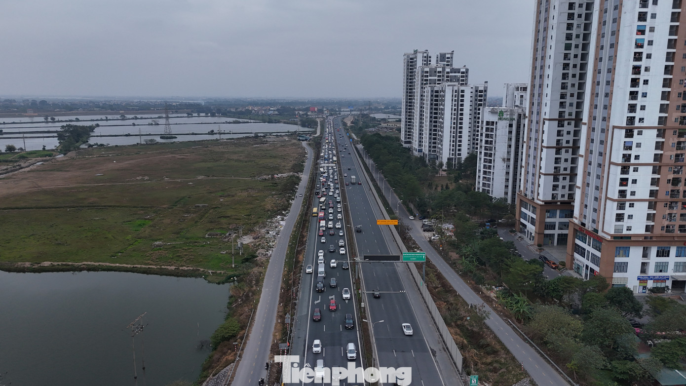 CSGT khuyến cáo người dân khi trở lại thành phố cần tuân thủ quy định giao thông, lựa chọn lộ trình phù hợp, không sử dụng rượu bia khi lái xe, kiểm tra phương tiện trước khi xuất phát để bảo đảm an toàn.